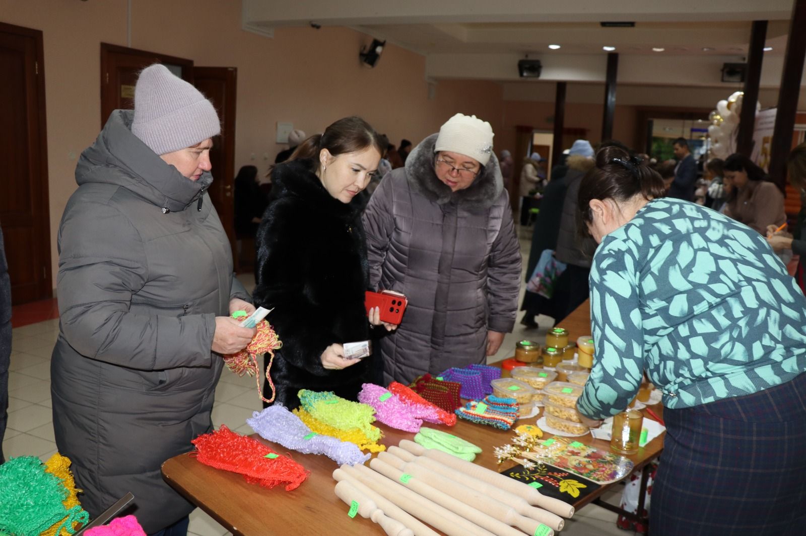 В рамках декады инвалидов в Дрожжаном прошла выставка-продажа поделок