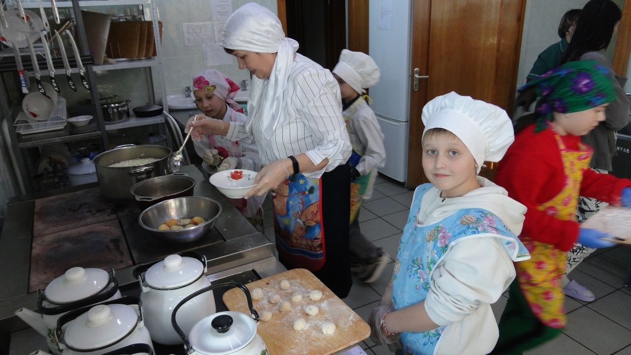 Девочка Соня из приюта «Теплый дом» Дрожжановского района РТ вспомнила о кофточке, подаренной ей год назад