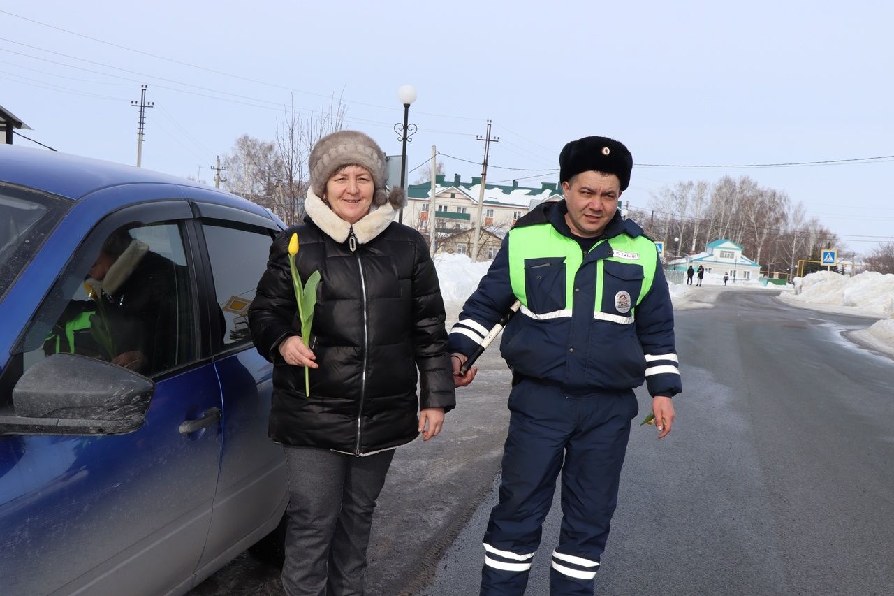 «Цветы для автоледи»: в Дрожжаном поздравили женщин-водителей с наступающим праздником 8 марта
