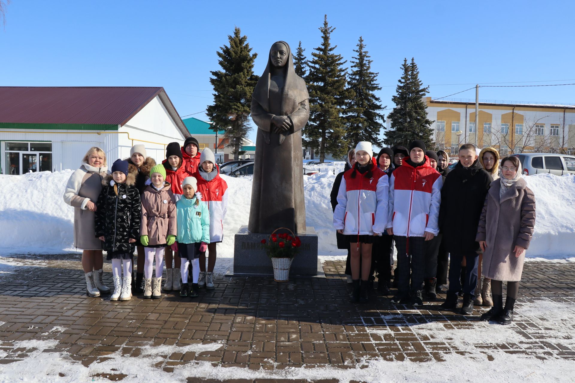 В канун 8 марта в Дрожжановском районе РТ памятнику Матери возложили цветы