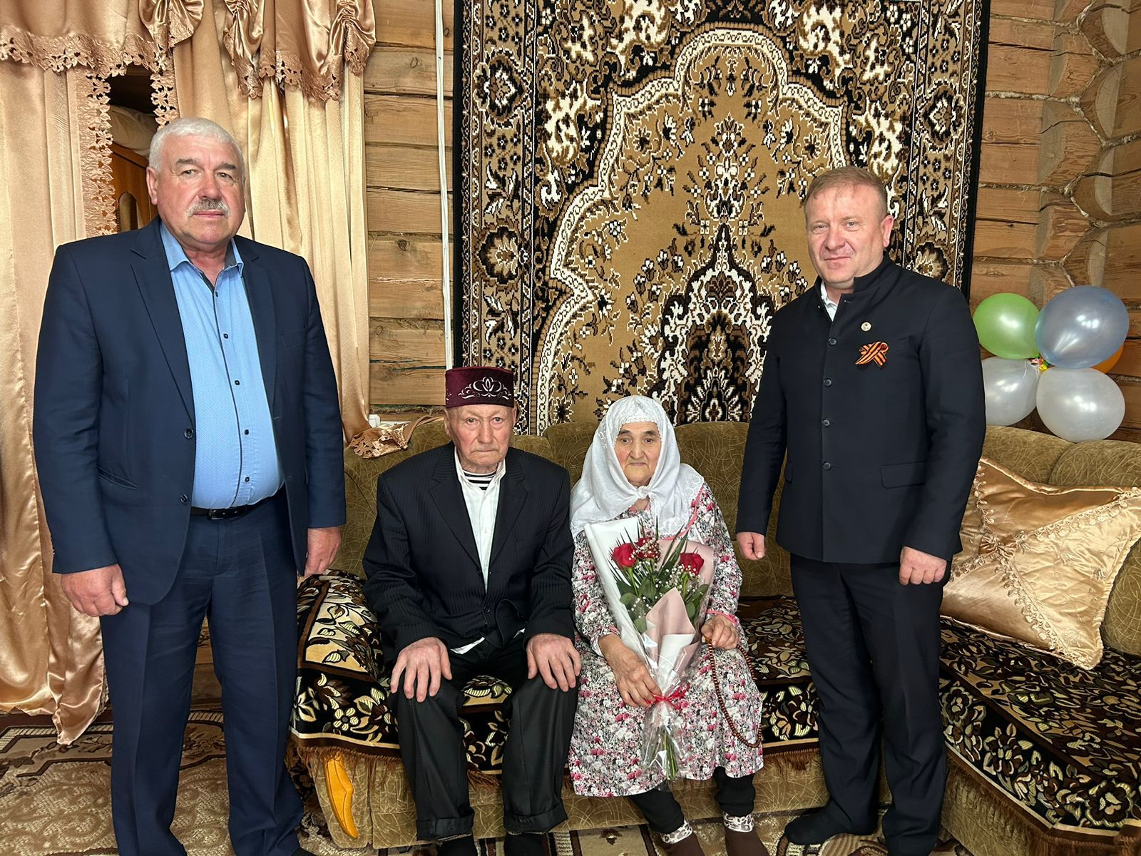 Марат Гафаров поздравил семью Саттаровых с юбилейными датами