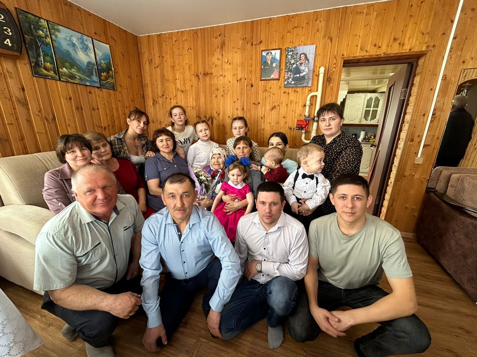 С 14 лет начала работать дояркой: в Дрожжановском районе РТ поздравили долгожительницу