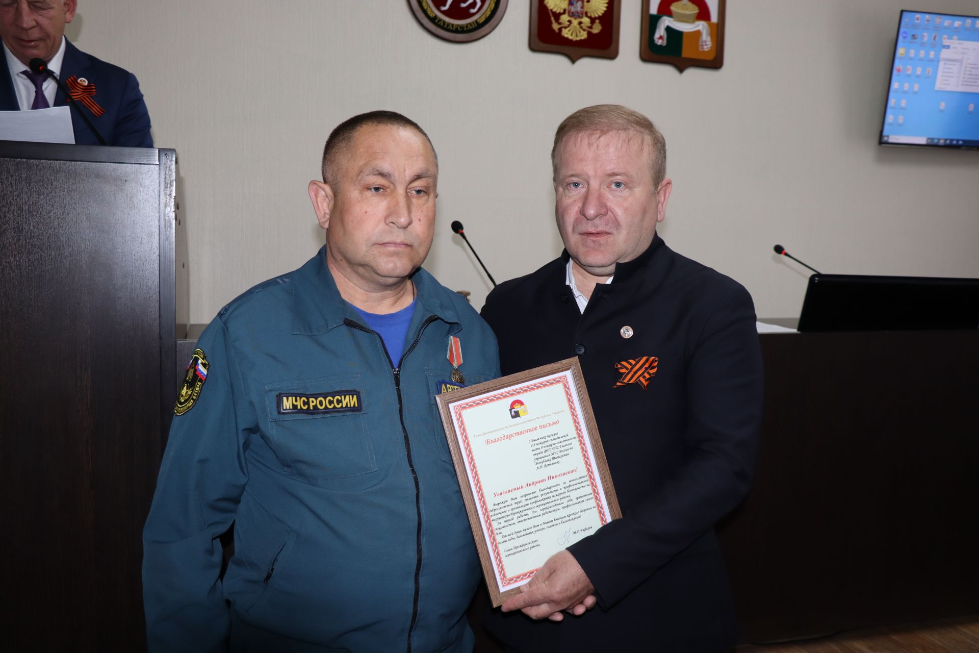 Глава Дрожжановского района РТ Марат Гафаров вручил награды работникам пожарной охраны