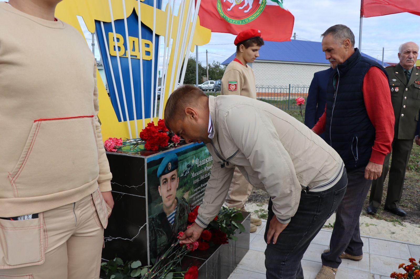 В селе Старое Дрожжаное Дрожжановского района РТ открыли монумент бойцу, погибшему на СВО