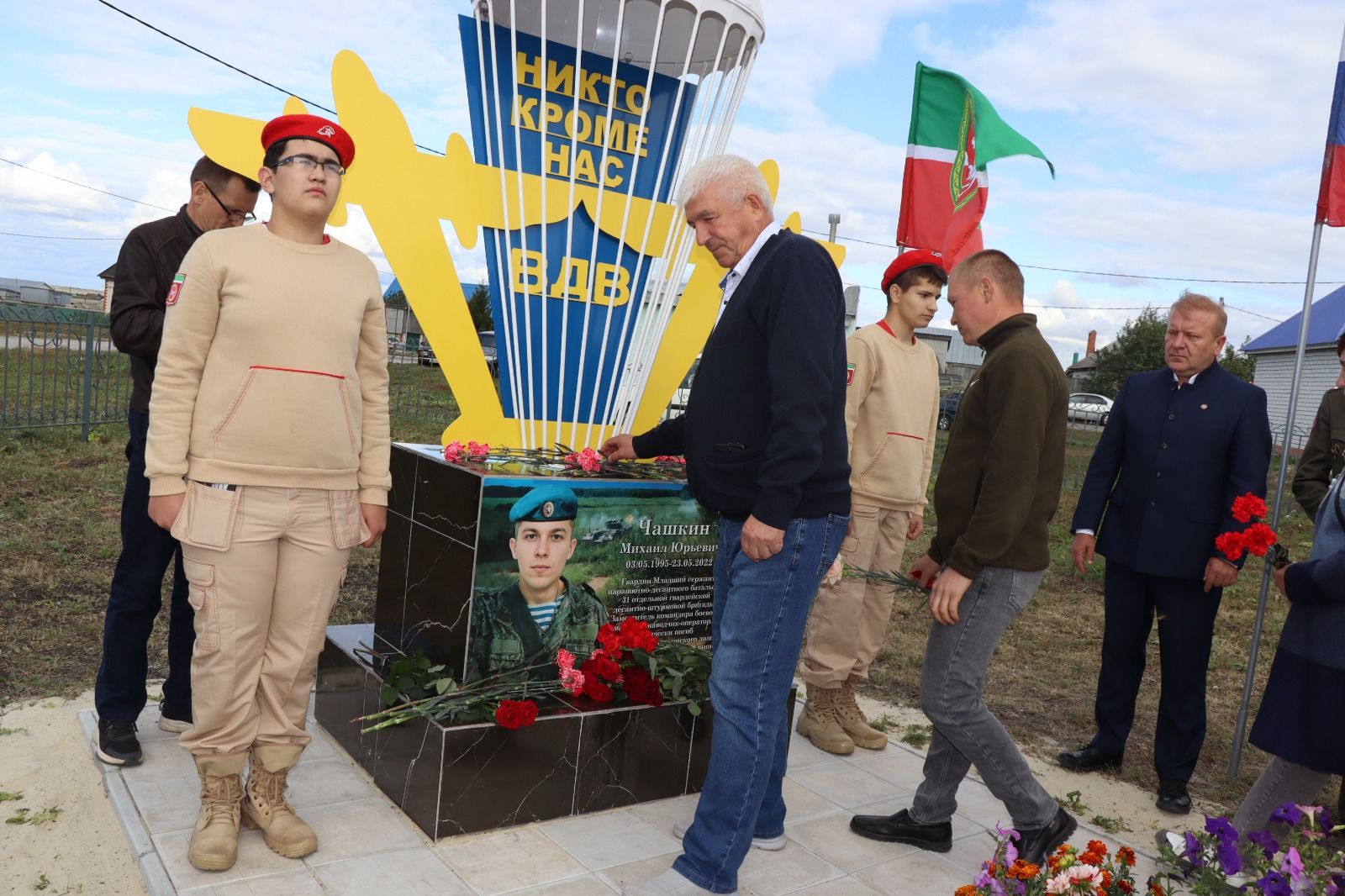 В селе Старое Дрожжаное Дрожжановского района РТ открыли монумент бойцу, погибшему на СВО