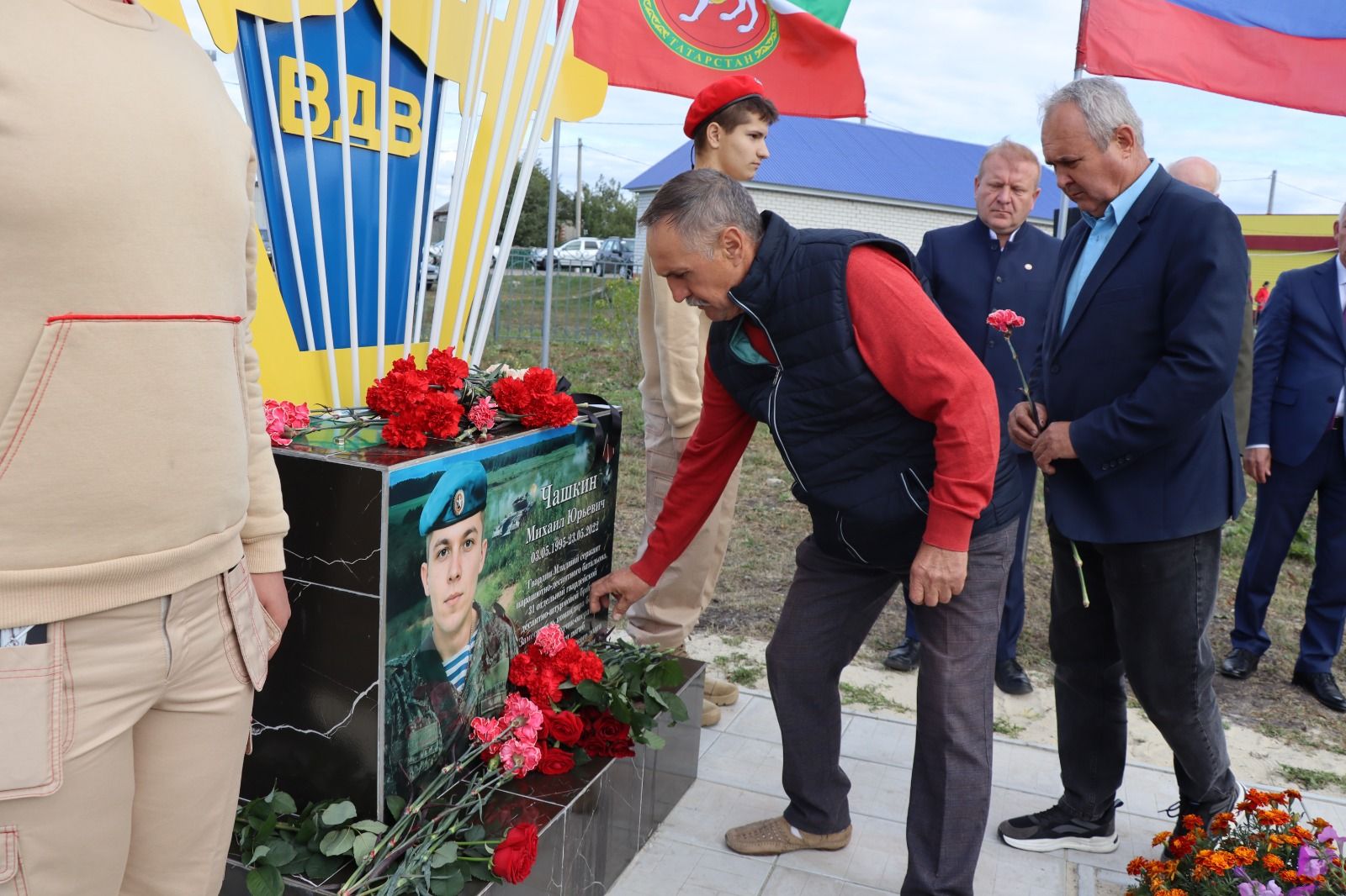 В селе Старое Дрожжаное Дрожжановского района РТ открыли монумент бойцу, погибшему на СВО