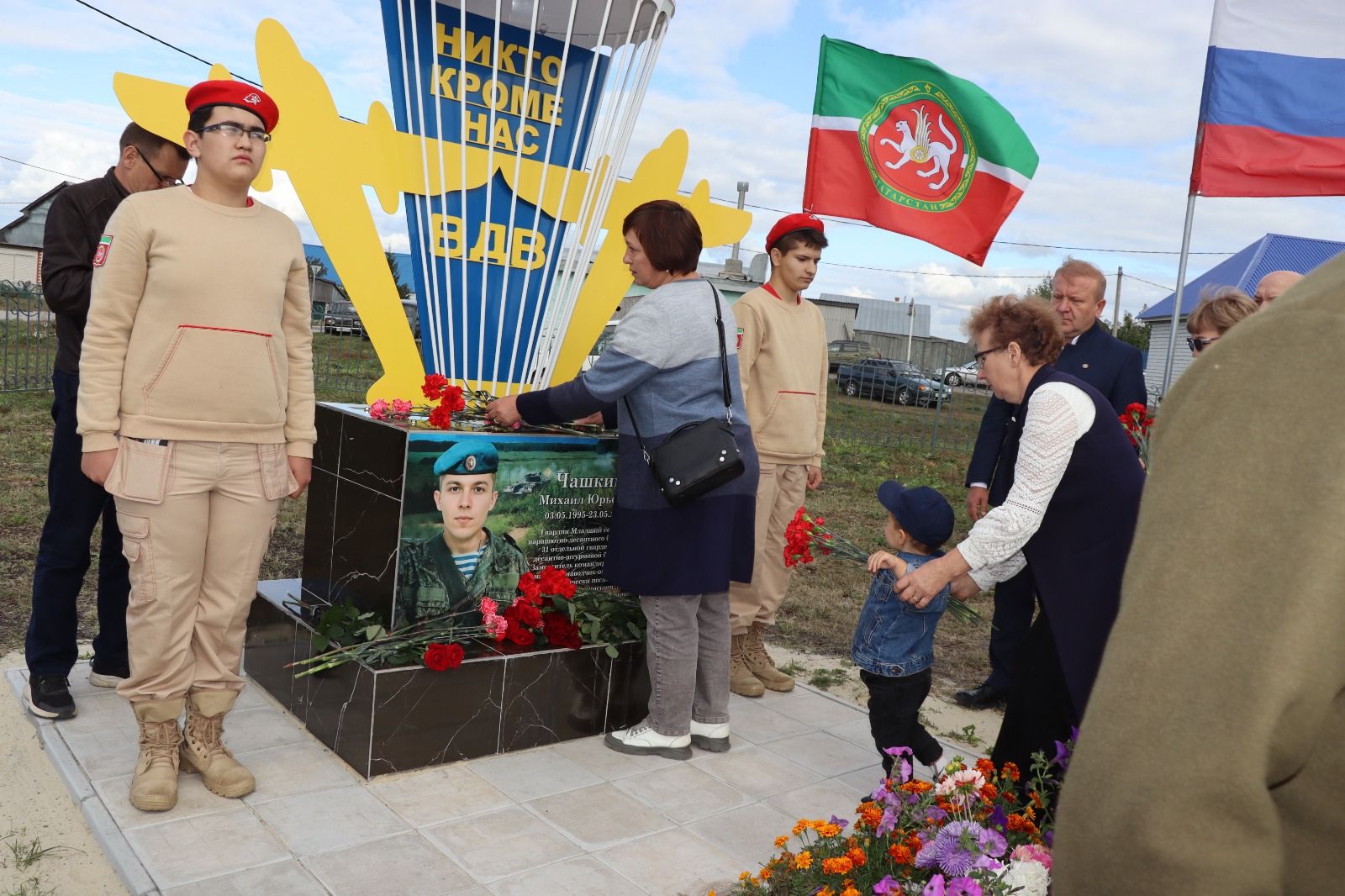 В селе Старое Дрожжаное Дрожжановского района РТ открыли монумент бойцу, погибшему на СВО