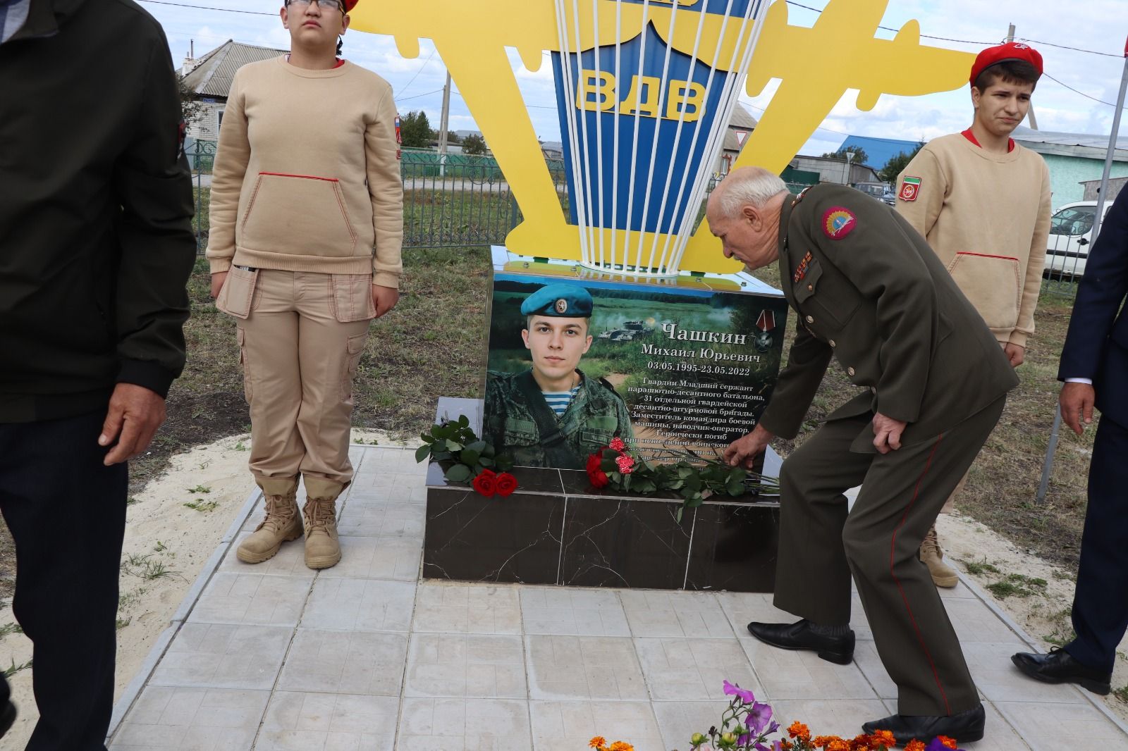 В селе Старое Дрожжаное Дрожжановского района РТ открыли монумент бойцу, погибшему на СВО