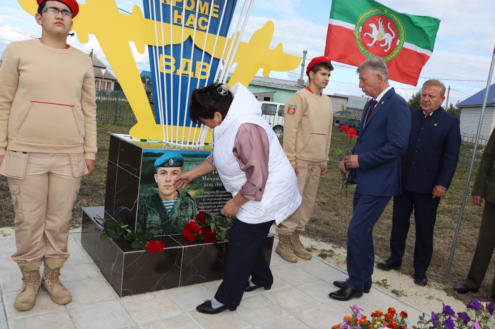 В селе Старое Дрожжаное Дрожжановского района РТ открыли монумент бойцу, погибшему на СВО