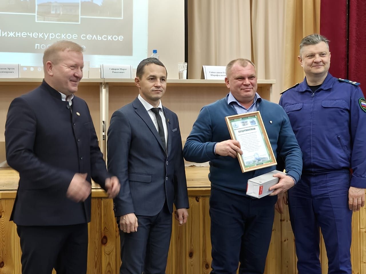 Обсуждение важных вопросов, награждения: в Дрожжановском районе проходят сходы граждан