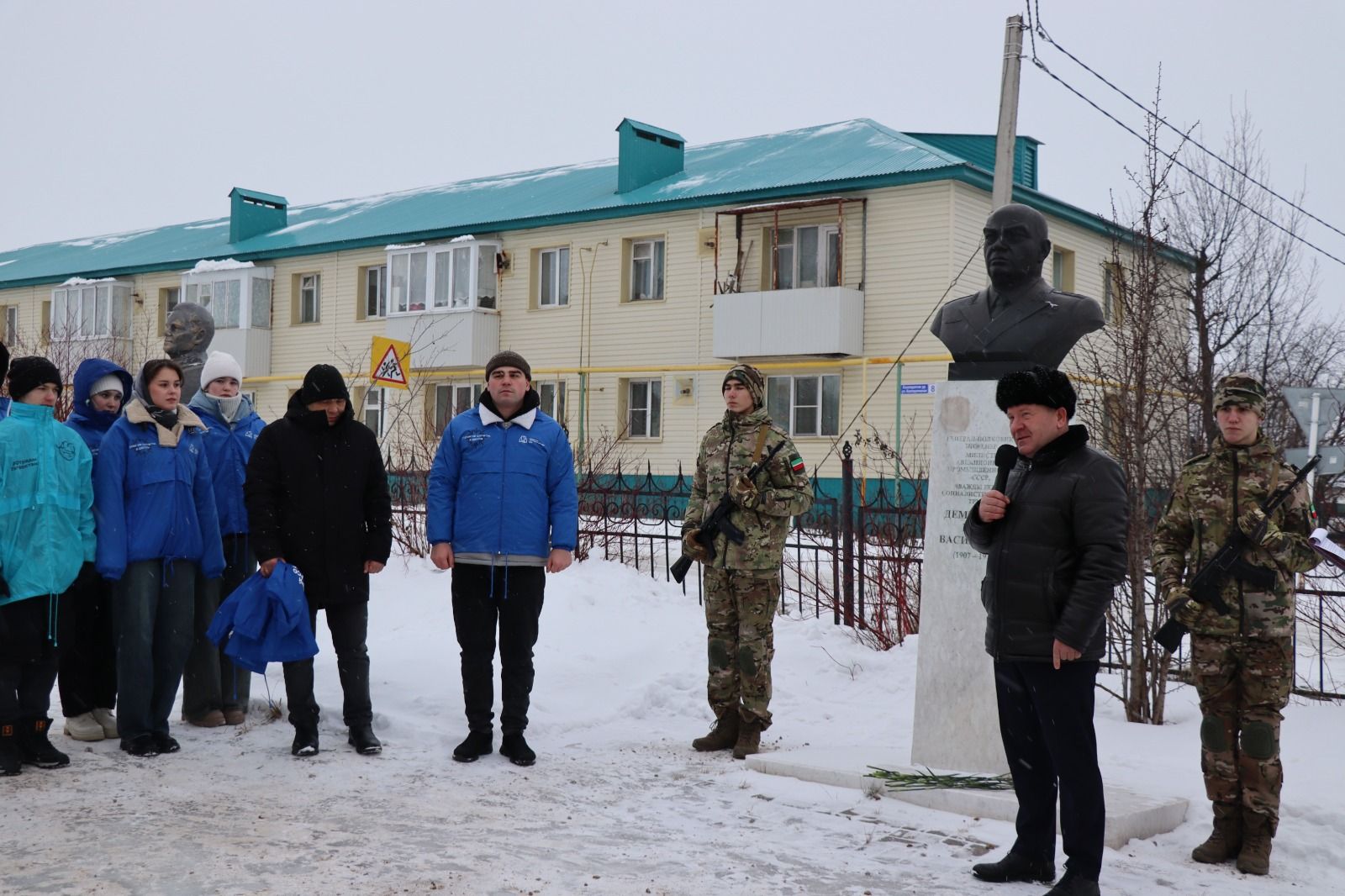 В Дрожжаном к бюсту легендарного земляка Петра Дементьева возложили цветы