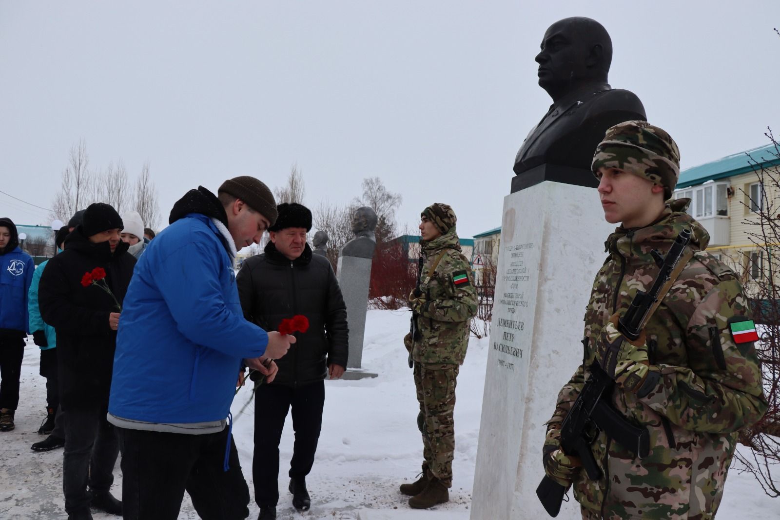 В Дрожжаном к бюсту легендарного земляка Петра Дементьева возложили цветы
