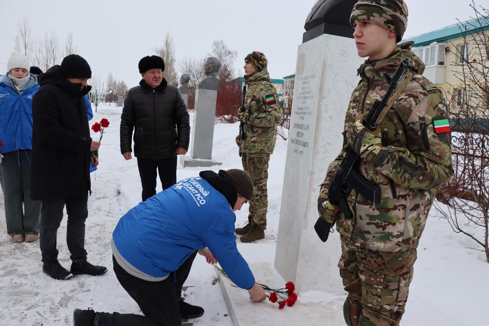 В Дрожжаном к бюсту легендарного земляка Петра Дементьева возложили цветы