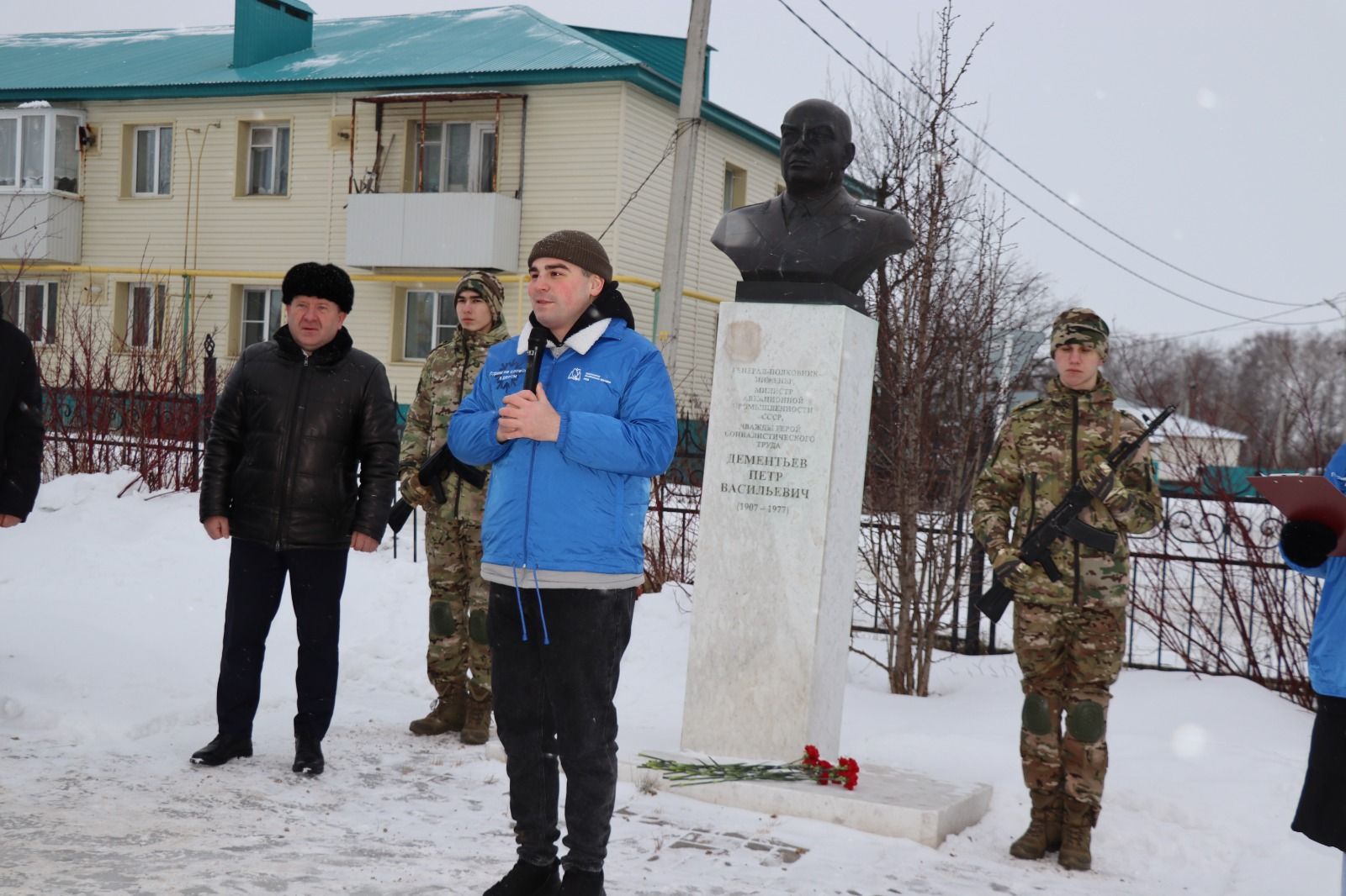 В Дрожжаном к бюсту легендарного земляка Петра Дементьева возложили цветы