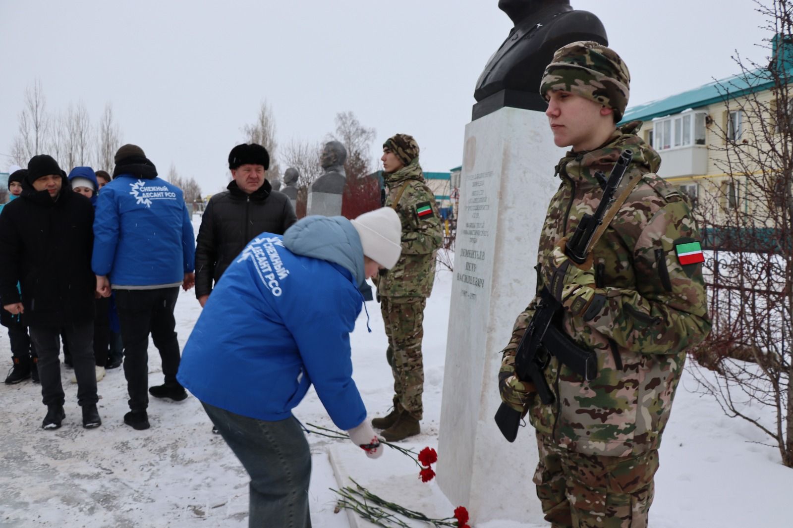 В Дрожжаном к бюсту легендарного земляка Петра Дементьева возложили цветы