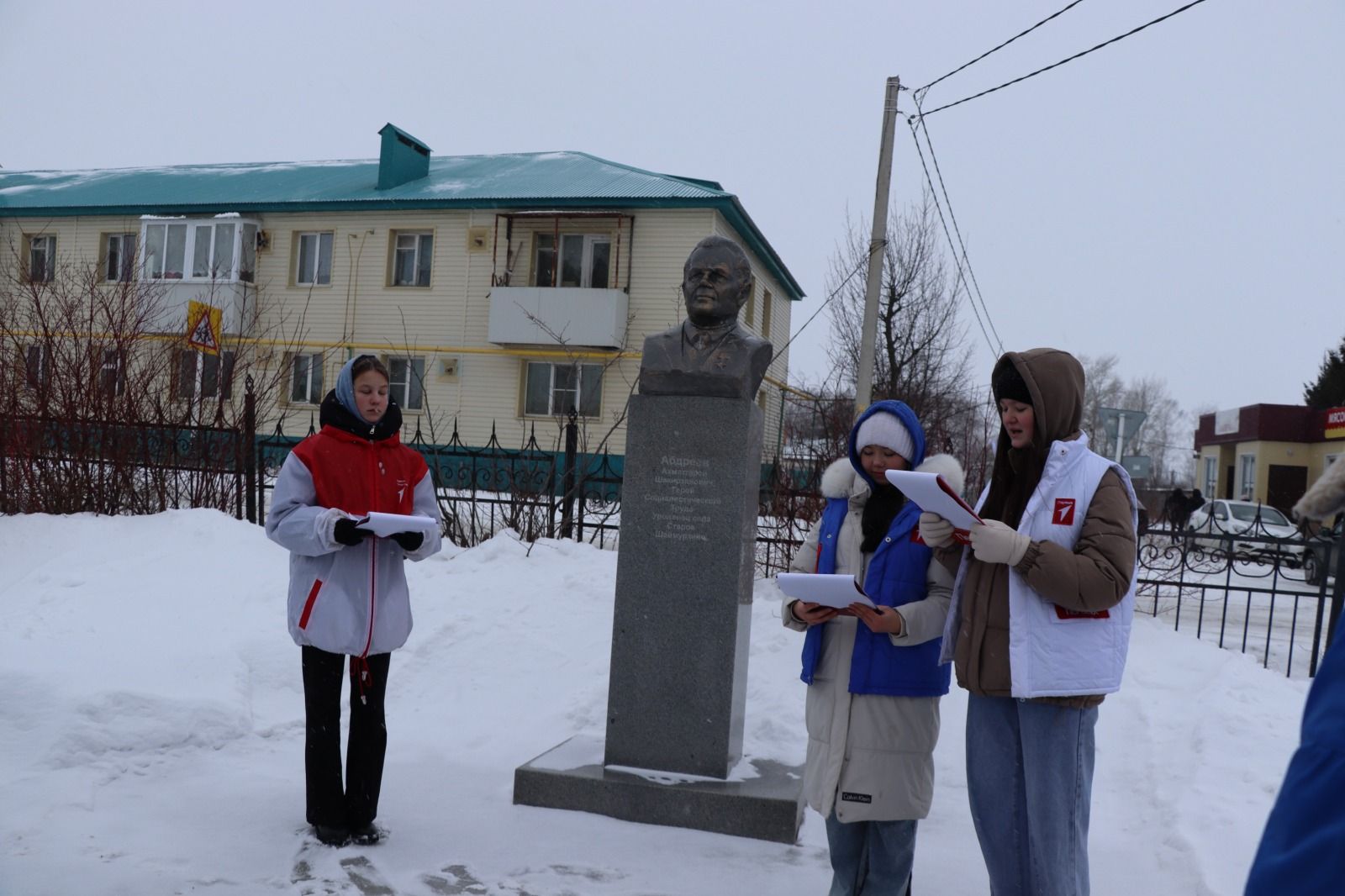 В Дрожжаном к бюсту легендарного земляка Петра Дементьева возложили цветы