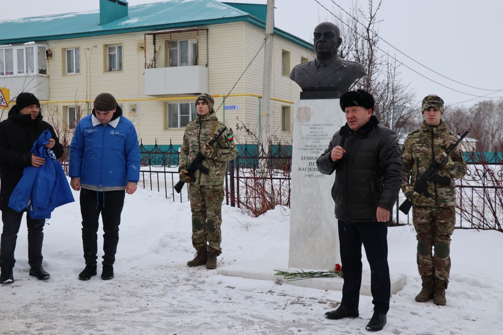 В Дрожжаном к бюсту легендарного земляка Петра Дементьева возложили цветы