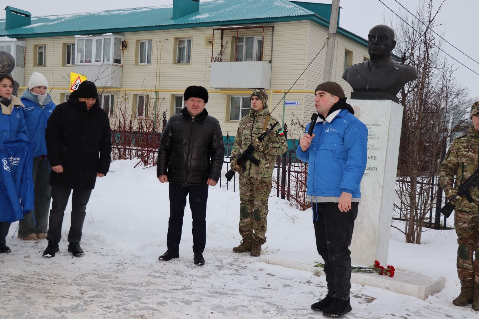 В Дрожжаном к бюсту легендарного земляка Петра Дементьева возложили цветы
