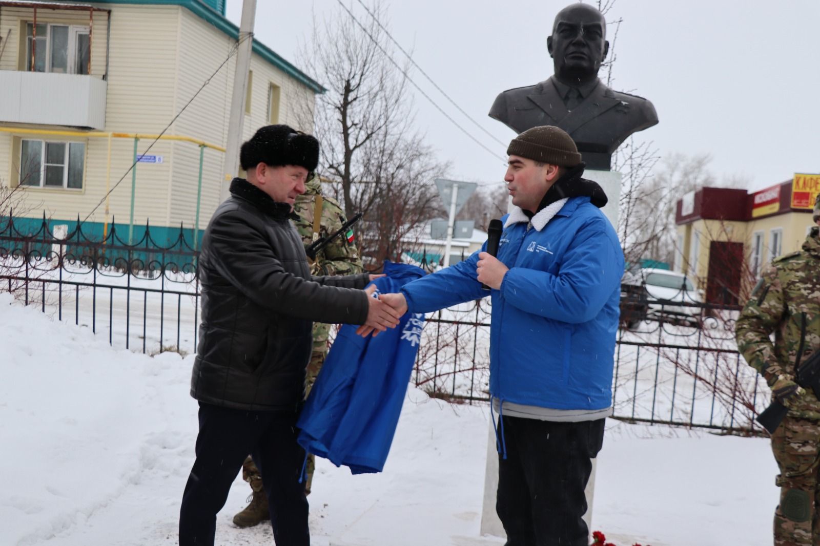 В Дрожжаном к бюсту легендарного земляка Петра Дементьева возложили цветы