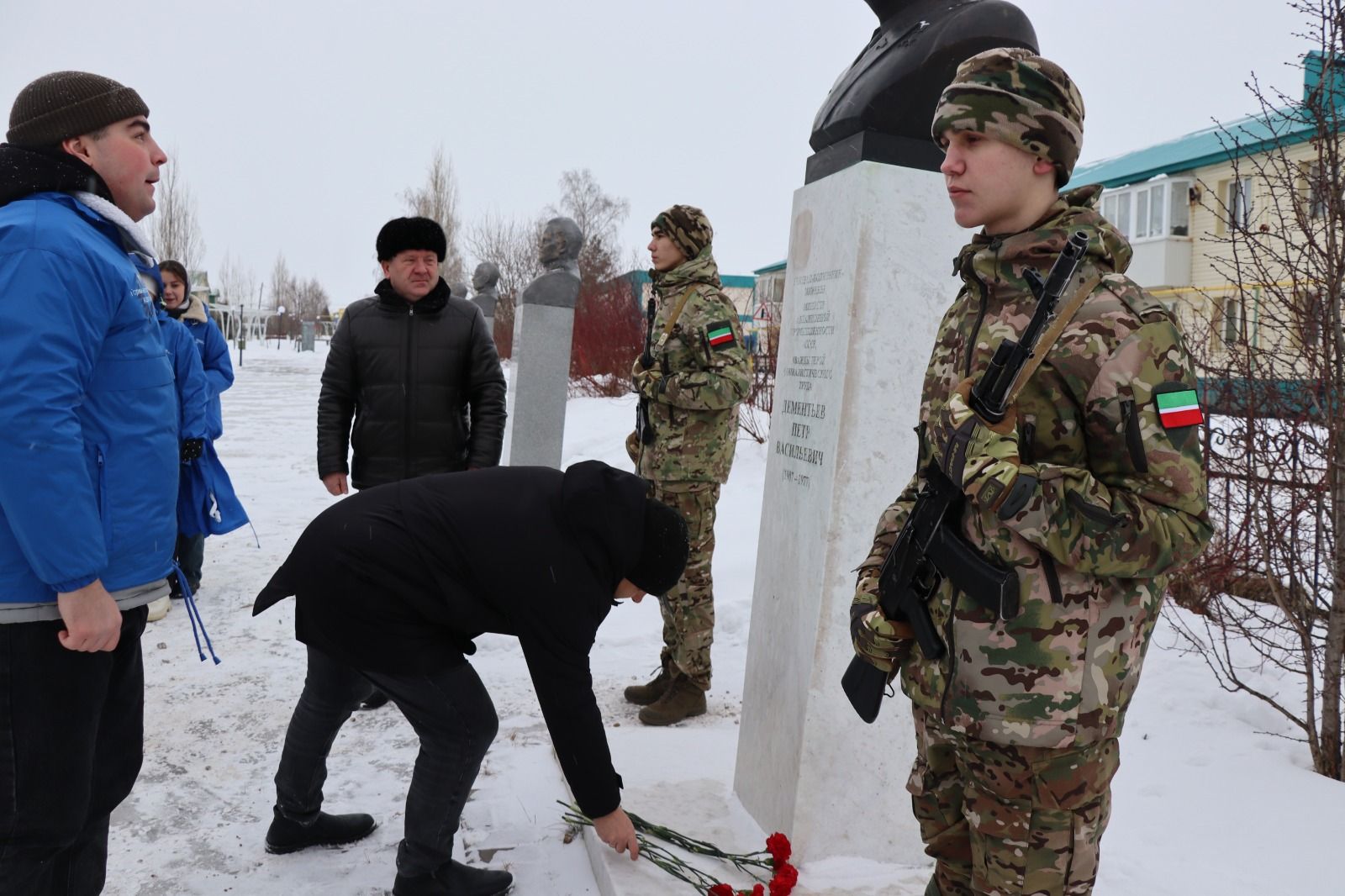 В Дрожжаном к бюсту легендарного земляка Петра Дементьева возложили цветы