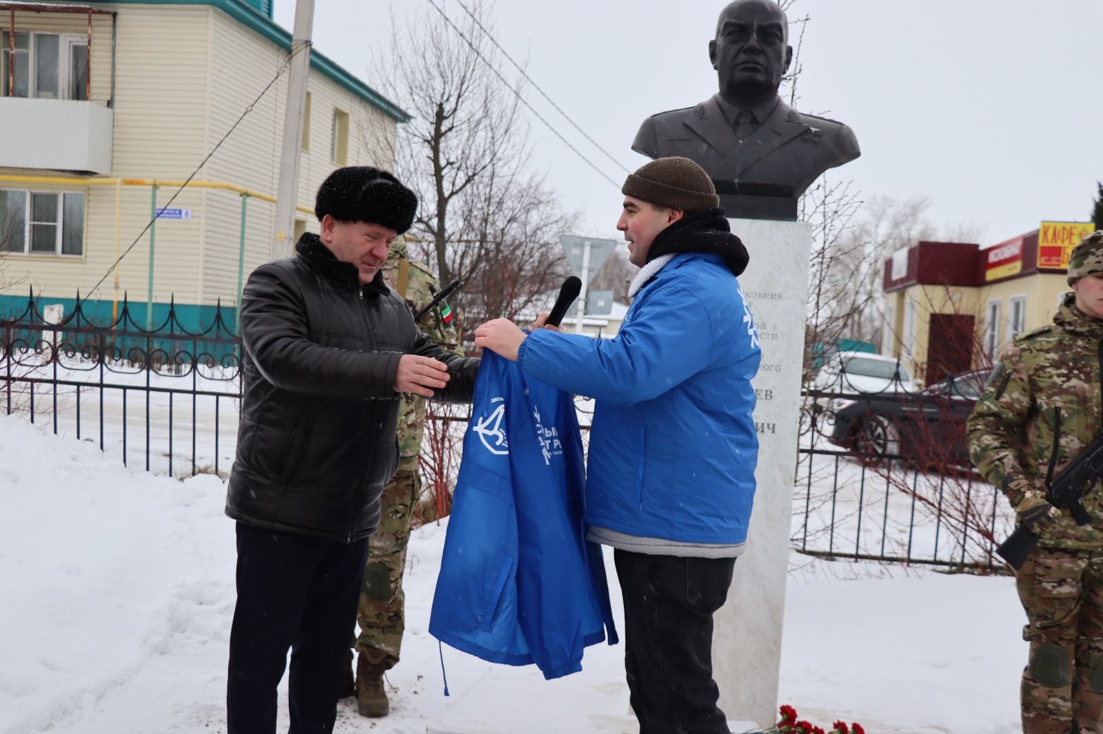 В Дрожжаном к бюсту легендарного земляка Петра Дементьева возложили цветы