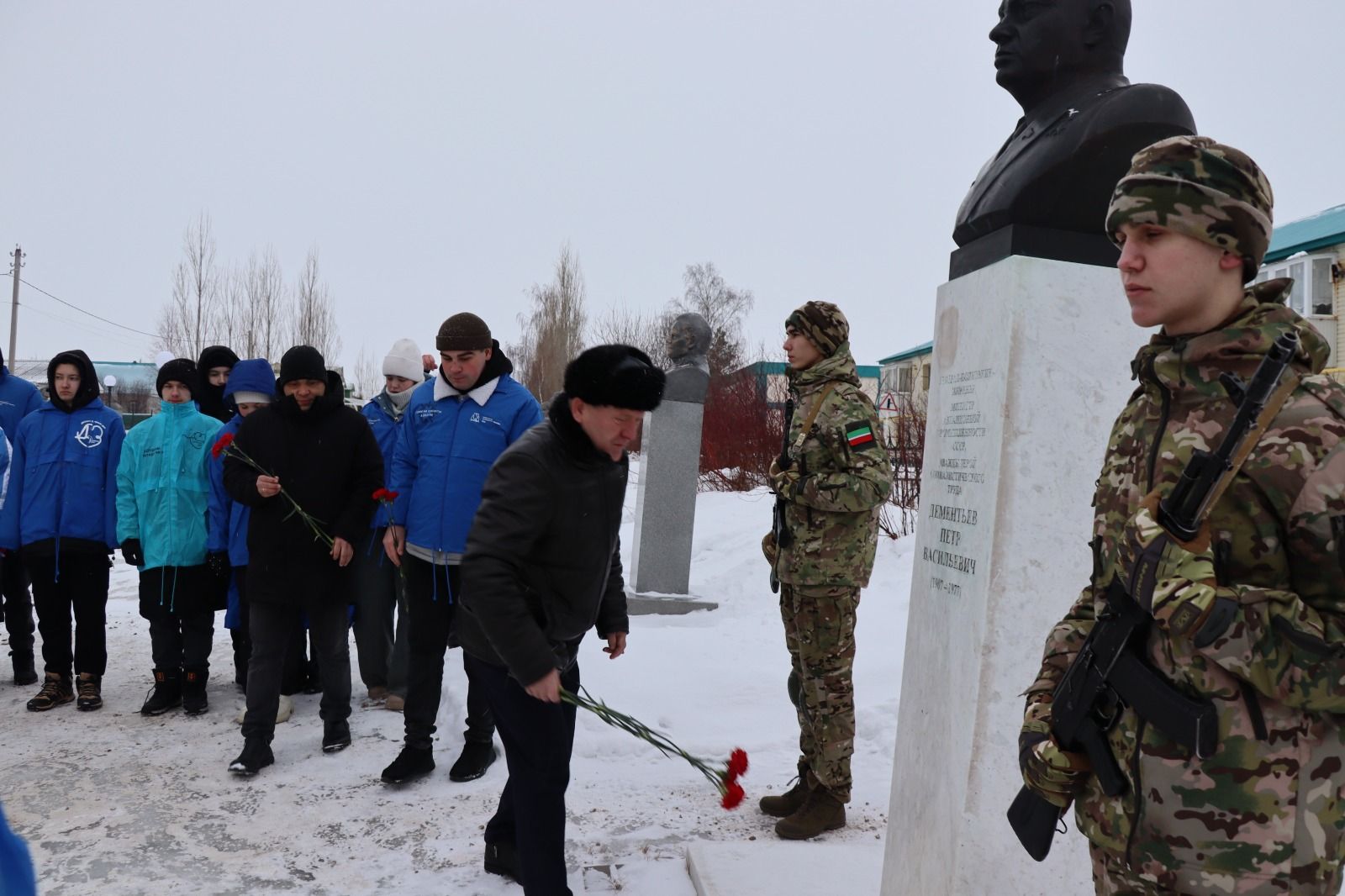 В Дрожжаном к бюсту легендарного земляка Петра Дементьева возложили цветы