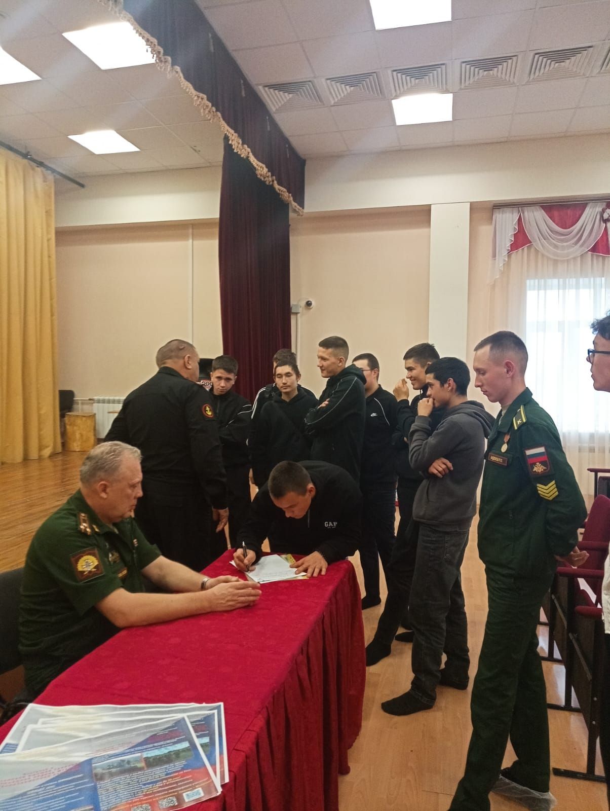 В Стародрожжановской СОШ №1 прошла встреча с представителями Казанского высшего танкового училища