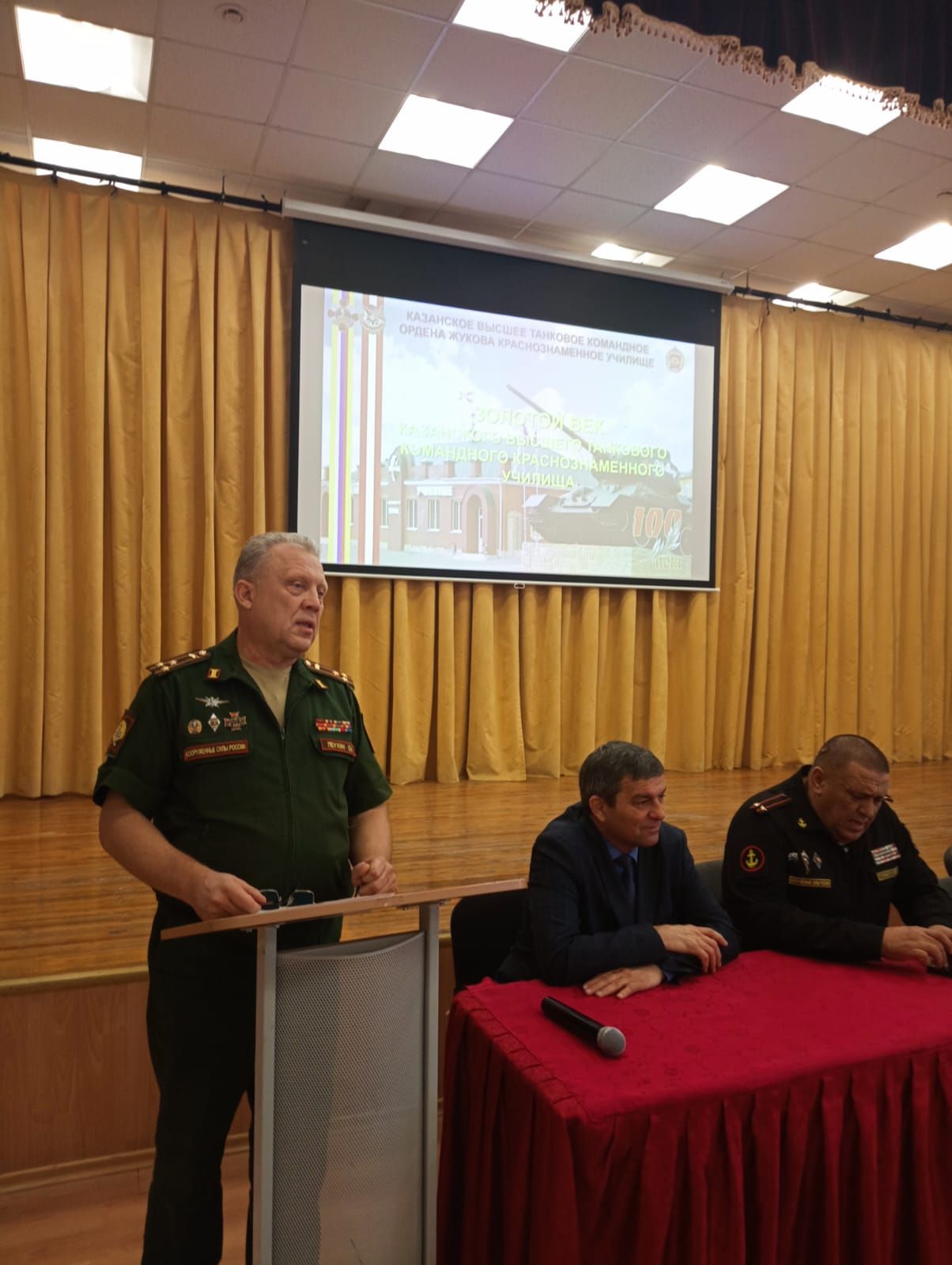 В Стародрожжановской СОШ №1 прошла встреча с представителями Казанского высшего танкового училища