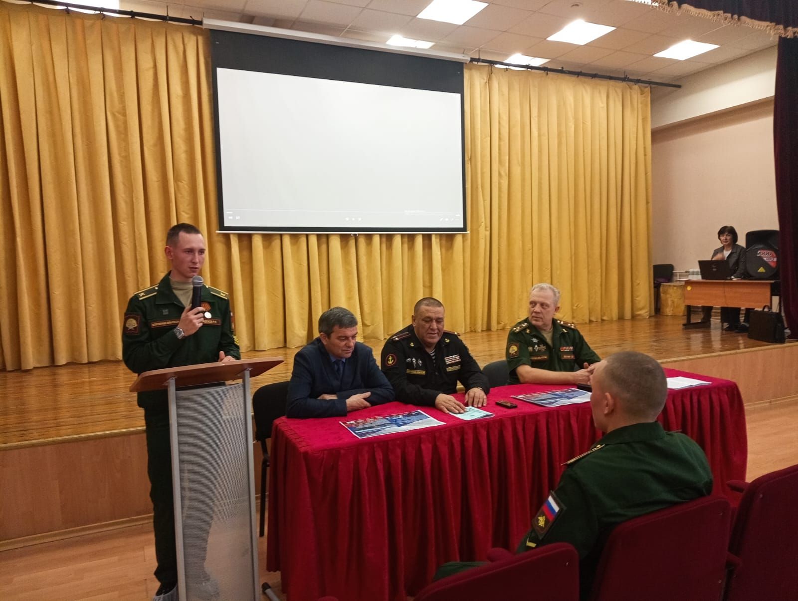 В Стародрожжановской СОШ №1 прошла встреча с представителями Казанского высшего танкового училища