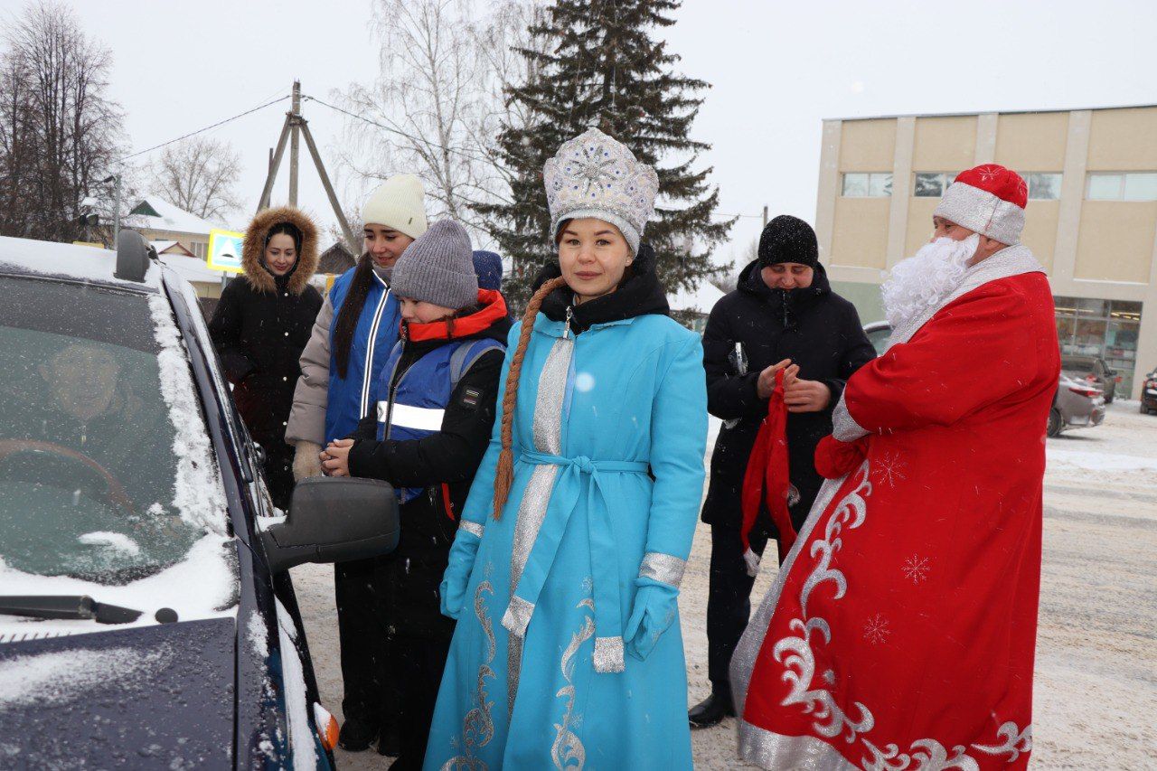 Предновогодний рейд ГИБДД: Дед Мороз и Снегурочка напомнили дрожжановским водителям о безопасности на дорогах