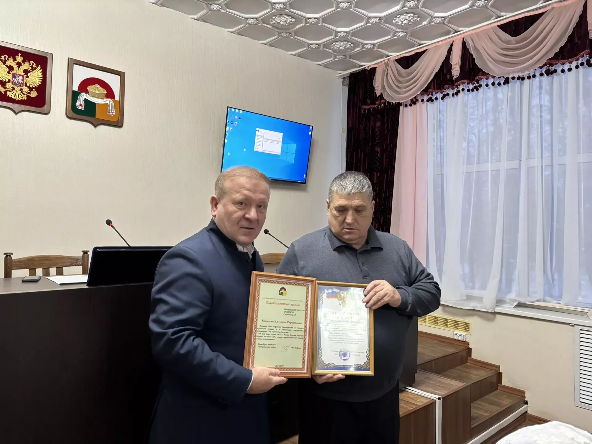 На деловом понедельнике глава района наградил дрожжановцев