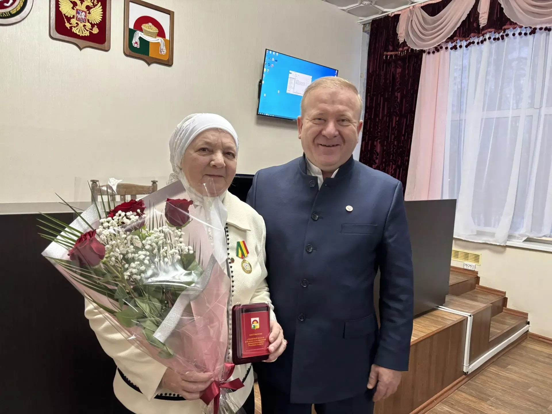 На деловом понедельнике глава района наградил дрожжановцев