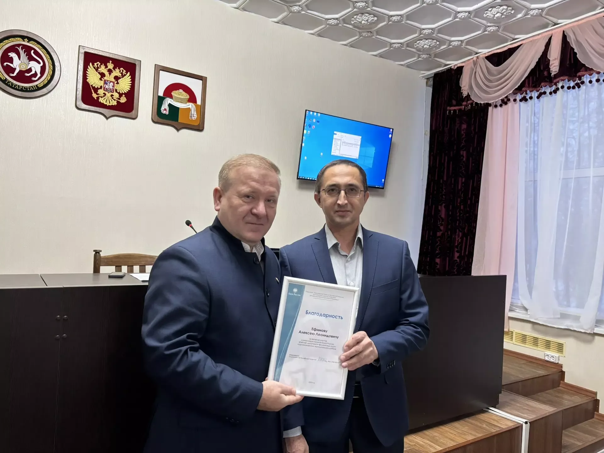 На деловом понедельнике глава района наградил дрожжановцев