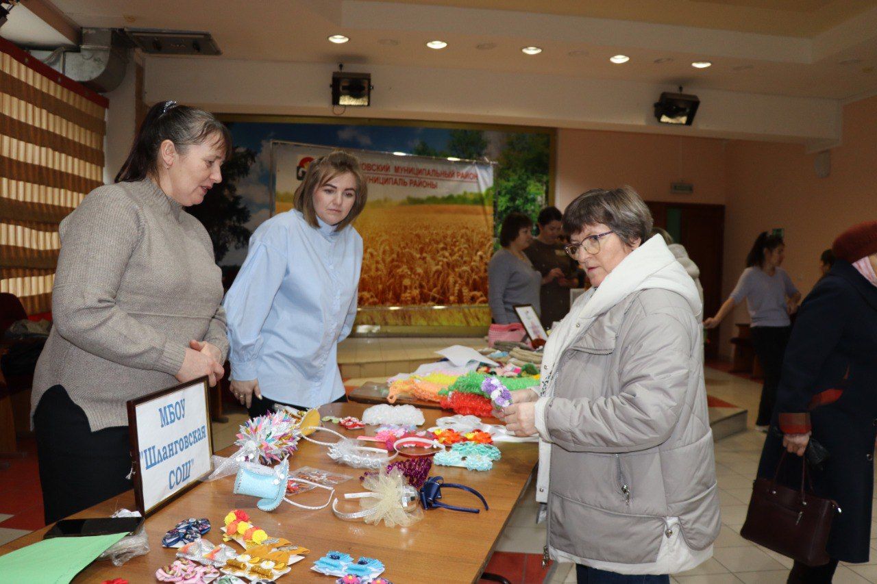 В Дрожжановском районе прошла выставка-продажа поделок людей с ОВЗ
