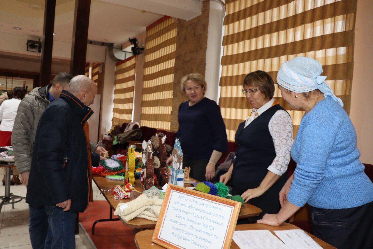 В Дрожжановском районе прошла выставка-продажа поделок людей с ОВЗ
