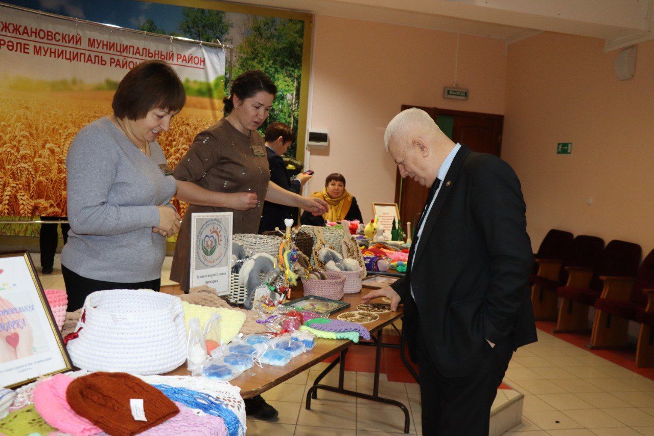 В Дрожжановском районе прошла выставка-продажа поделок людей с ОВЗ