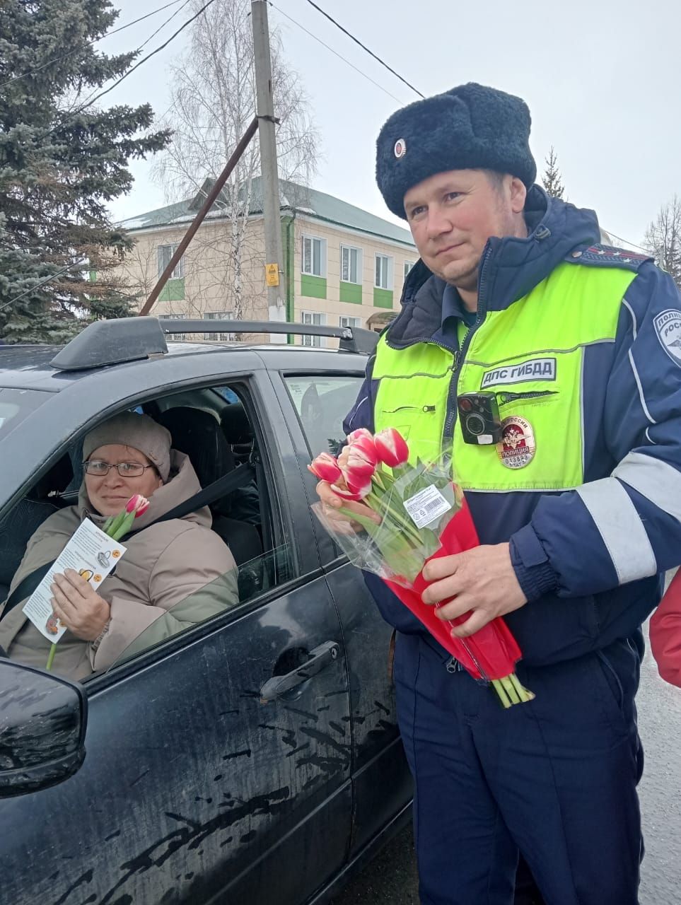 Цветы для автоледи: ГИБДД и юные активисты в Дрожжановском районе РТ поздравили женщин-водителей с 8 Марта