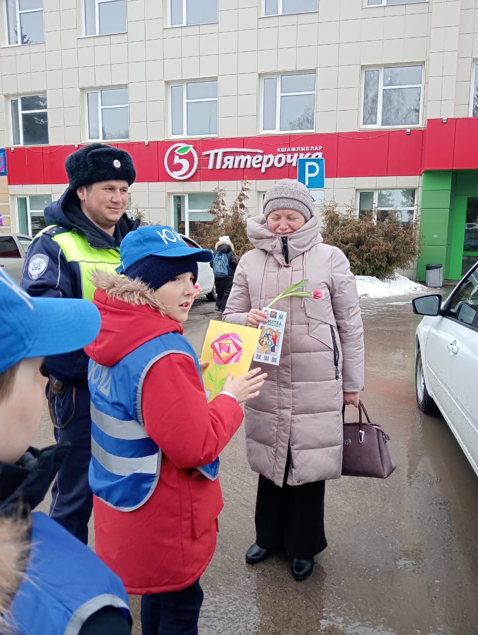 Цветы для автоледи: ГИБДД и юные активисты в Дрожжановском районе РТ поздравили женщин-водителей с 8 Марта