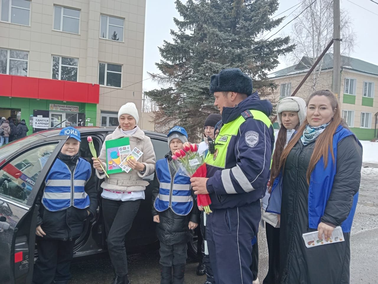 Цветы для автоледи: ГИБДД и юные активисты в Дрожжановском районе РТ поздравили женщин-водителей с 8 Марта