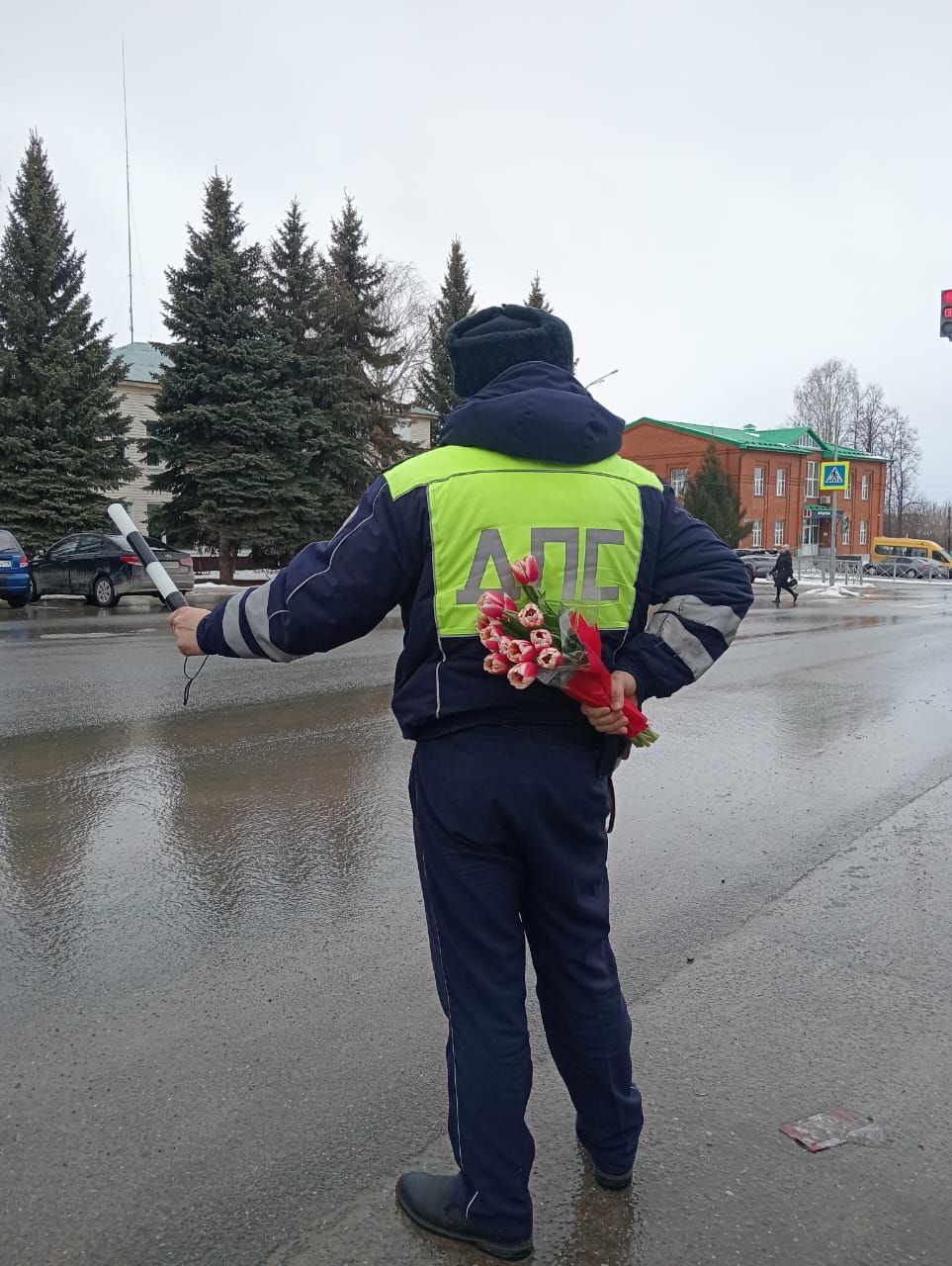 Цветы для автоледи: ГИБДД и юные активисты в Дрожжановском районе РТ поздравили женщин-водителей с 8 Марта