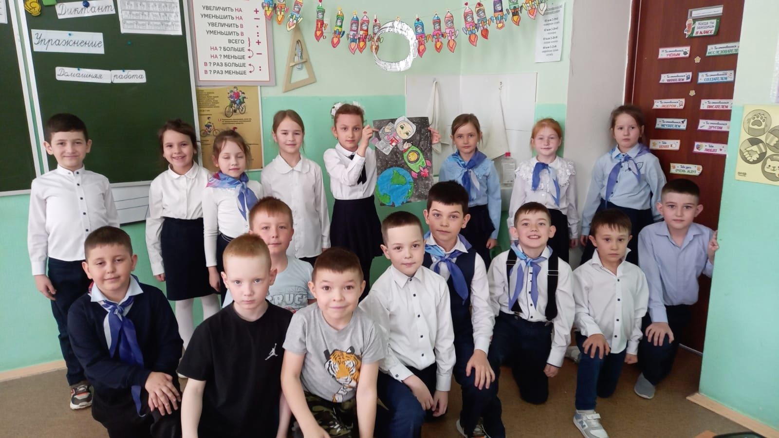 Юные орлята конструируют космические корабли: в Стародрожжановской школе №1 отметили День космонавтики