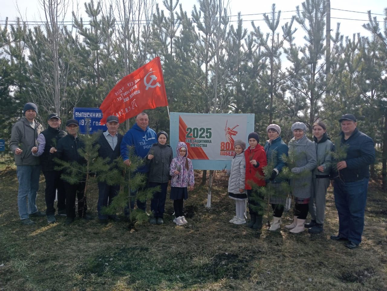 К 80-летию Победы в Новокакерлинской школе посадили 80 деревьев