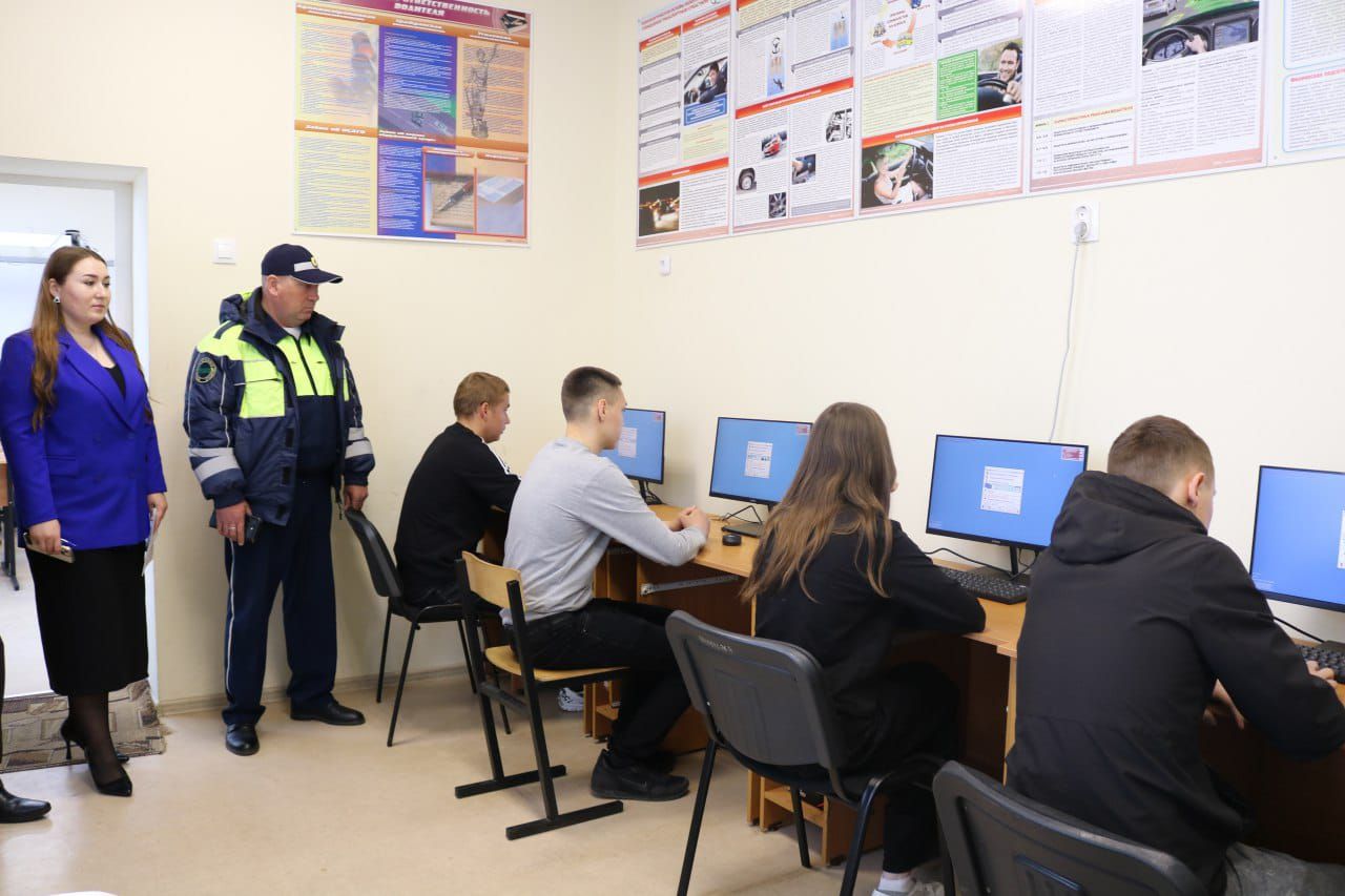 В Дрожжановском техникуме прошел конкурс по автомногоборью среди студентов