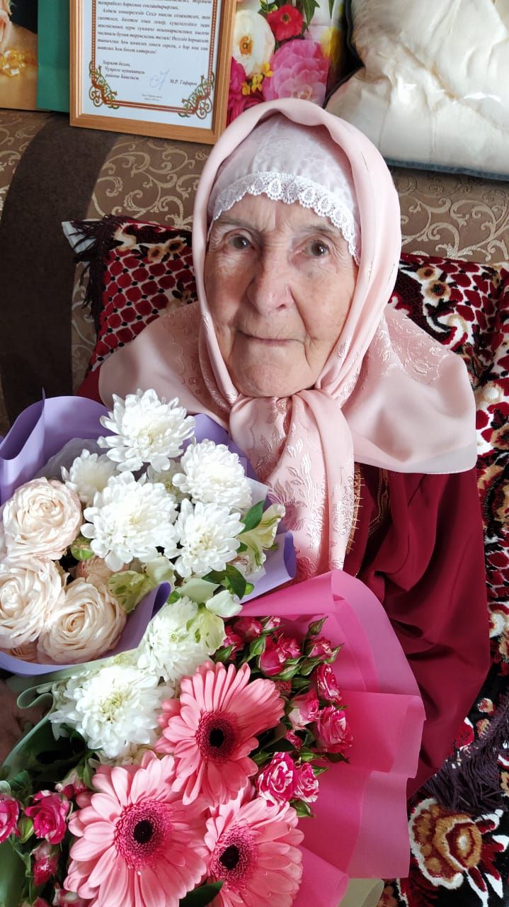 Иске Чүпрәле авылында яшәүче Хания Рәхмәтуллова 90 яшьлек юбилеен билгеләде