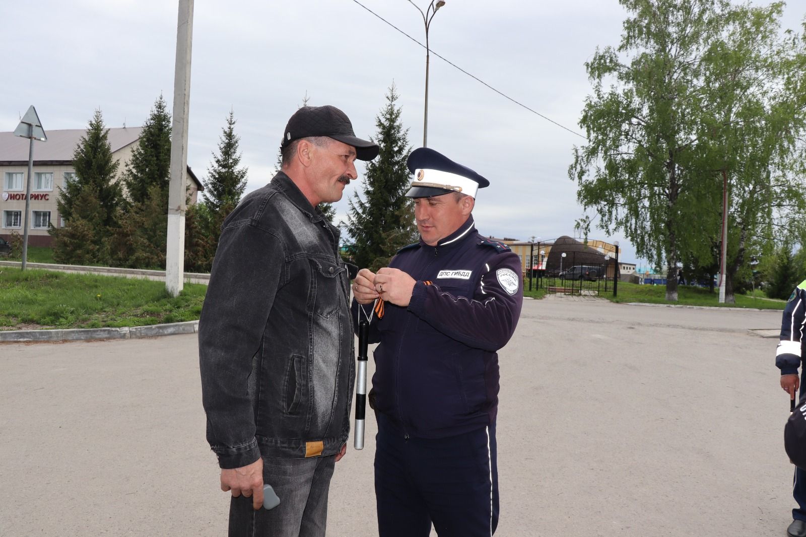 ГИБДД и «Волонтеры Победы» провели акцию «Георгиевская ленточка» в Дрожжаном