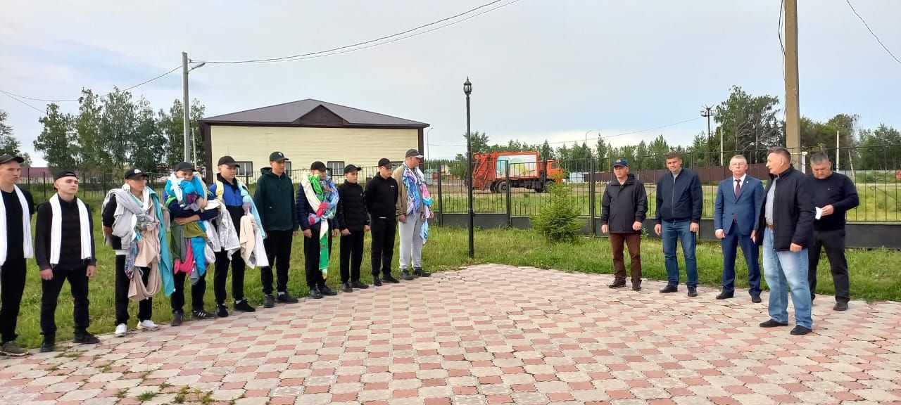 10 юношей Дрожжановского района отправились служить Отечеству