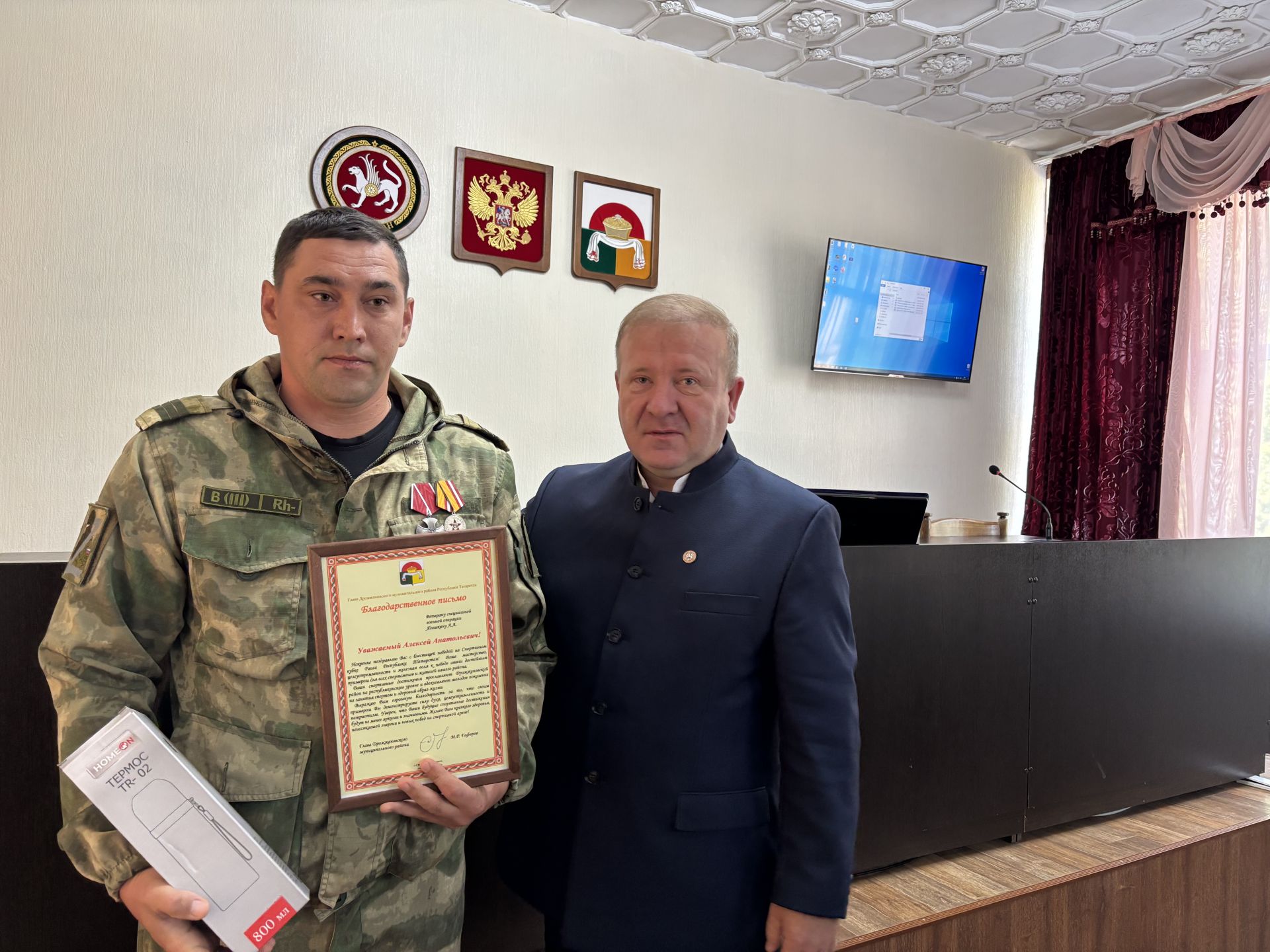 Глава Дрожжановского района поздравил участников СВО с победой по армрестлингу