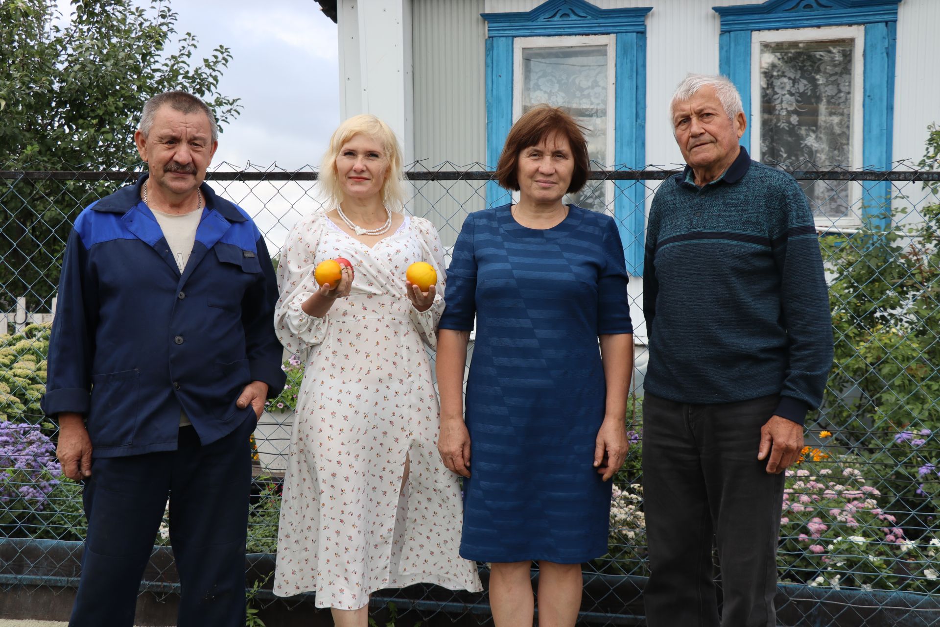 Егоровлар Ульяновск шәһәреннән кайтып, Чүпрәледә гөлбакча үстерә