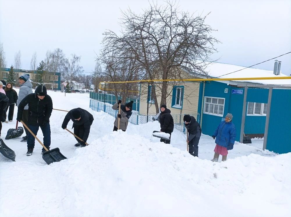 «Снежный десант» добрых сердец: школьники Стародрожжановской школы №1 расчистили путь к дому ветерана