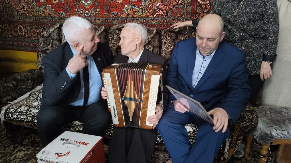 Житель села Новое Ильмово Дрожжановского района Виталий Казаков отмечает 90-летний юбилей